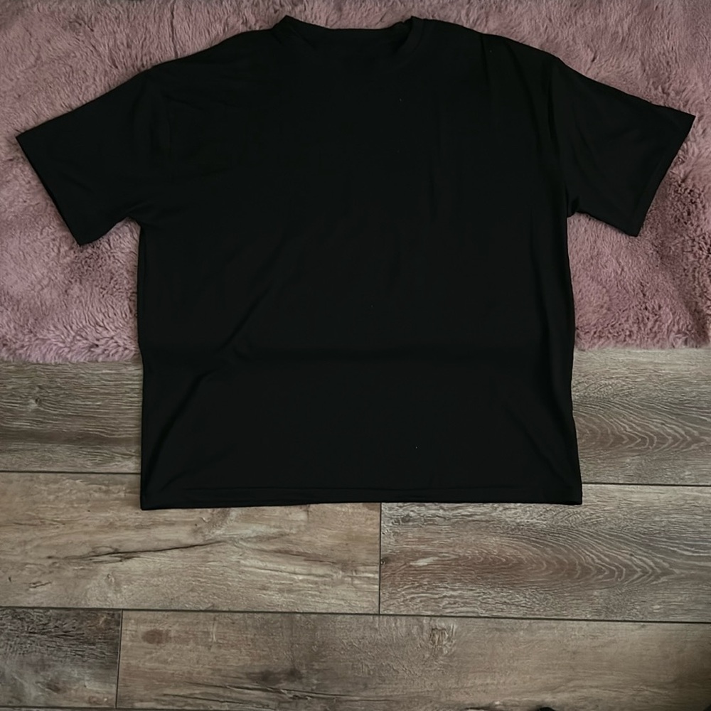 •Black oversized tee